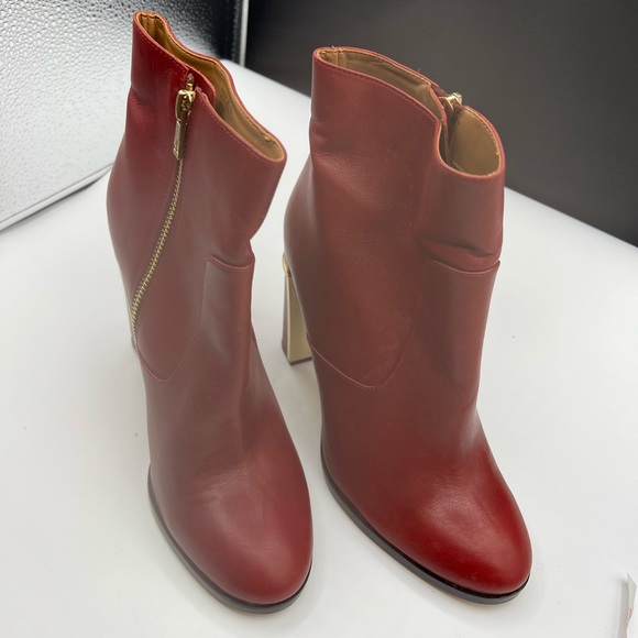 Vintage Calvin Klein Boots. Deep red with gold details..
square heel zippered - Picture 7 of 11